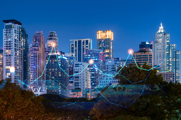 股市图全息图，夜景曼谷城市全景，亚洲金融教育热门地点。国际研究的概念。双重曝光。图片下载