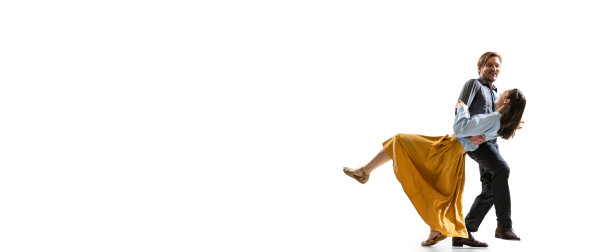 传单与年轻快乐的男人和女人在复古服装跳舞和摇滚乐孤立在白色的背景图片下载