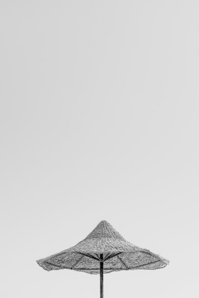 草伞或茅草屋，热带海滩上美丽的天空景色图片下载