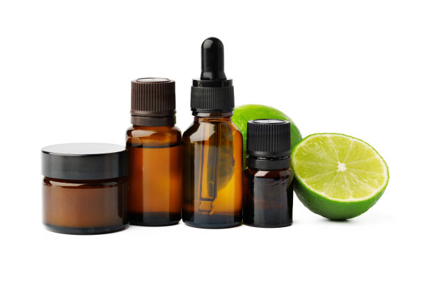 精油瓶和柑橘水果在白色的背景图片下载