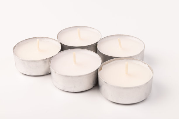 许多蜡烛一起在白色的背景。空间的文本图片下载