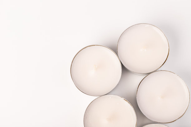 许多蜡烛一起在白色的背景。空间的文本图片下载