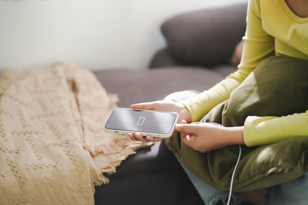 手机电池电量不足，正在充电。将充电器插入智能手机与能源银行powerbank电源充电器现代生活能源技术概念。图片下载