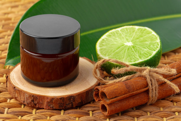 棕色玻璃罐子里的护肤霜图片下载