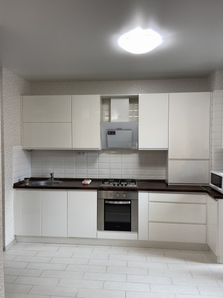 带烤箱的白色厨房，厨房里铺着白色瓷砖图片下载