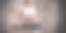 一个女人的形象，她手里拿着一个卷着的垫子。瑜伽和普拉提的概念。训练，跳舞和摆姿势。图片下载