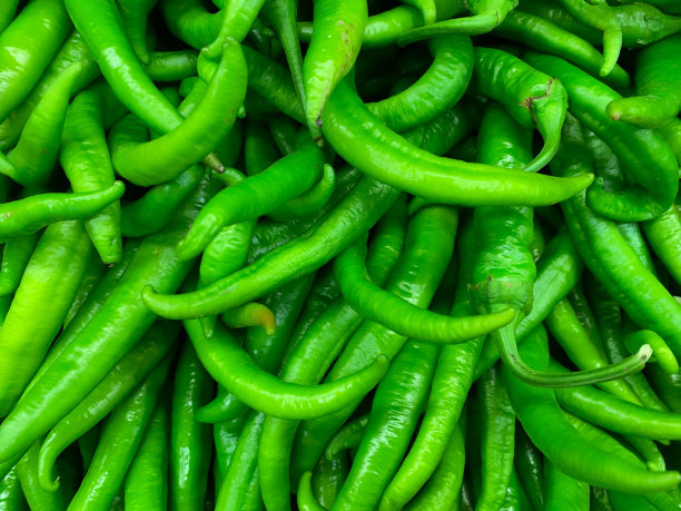 鲜绿色的红辣椒在市场上显示为浅蓝色图片下载