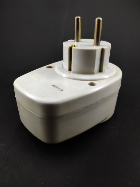 白色开关插头上的黑色照片图片下载