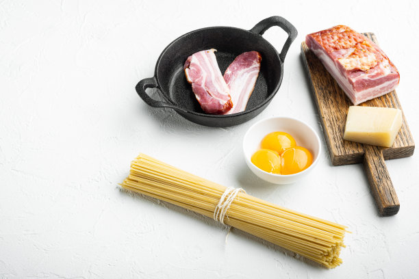 意大利面，意大利面配意式烟肉，鸡蛋和帕尔玛干酪。，在白色的石头表面图片下载