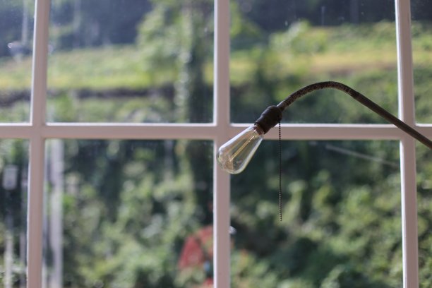 灯泡和模糊的背景的近距离照片。图片下载