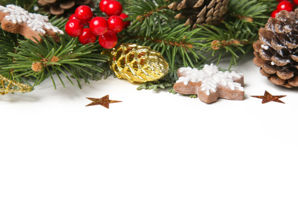 圣诞装饰。圣诞树的树枝和装饰物与散景灯隔离在白色背景与复制空间。图片下载