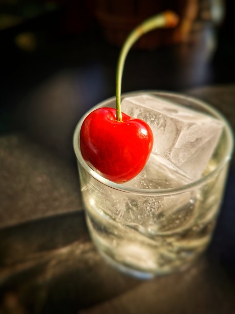 给冰镇的玻璃杯加糖霜图片下载