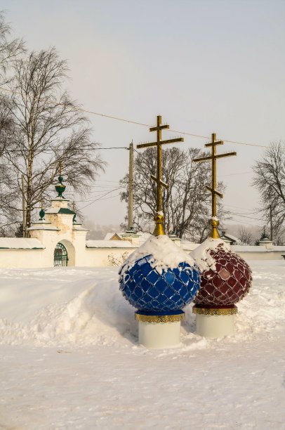 教堂的圆顶和十字架图片下载