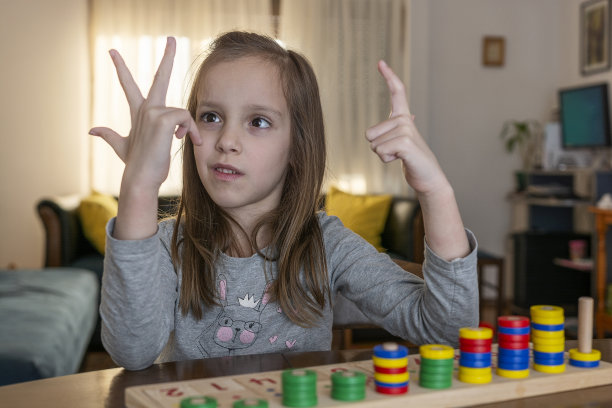 女孩用手指数着图片下载