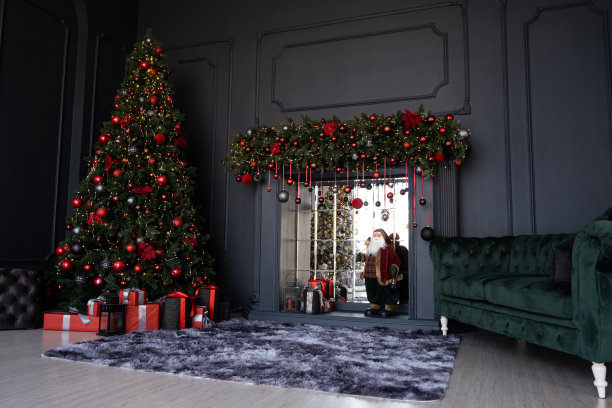 房间里摆放着圣诞圣诞树和礼物图片下载