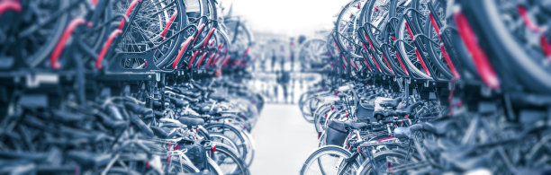 自行车背景-大型公共城市自行车停放。环保交通，健康生活。自行车停放在阿姆斯特丹，荷兰，欧洲。全景图片下载
