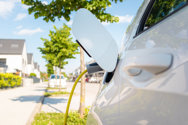 插上充电器的电动汽车图片下载