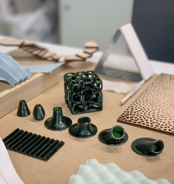 用3D打印机、数控机床和激光切割机制作的建筑物理模型。模型采用有机和参数化的形状设计，如voronoi模式。图片下载