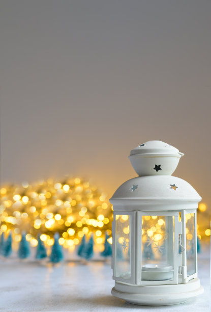 白色装饰圣诞灯背景上的树和明亮的灯光散焦。圣诞假期的概念图片下载