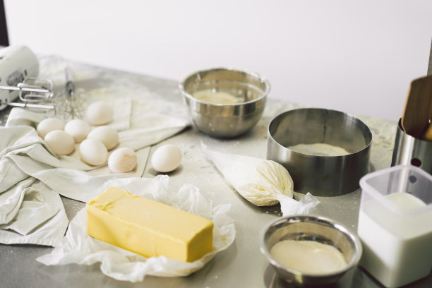 面团制备配方面包、披萨或馅饼的制作配料。图片下载