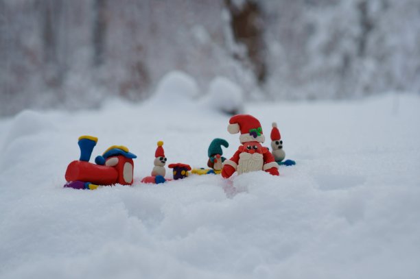 圣诞火车上以橡皮泥玩具为背景的白雪。图片下载