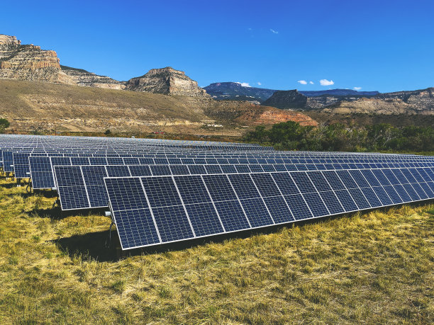 自然几何图案从上面的太阳能电池板现场绿色能源照片系列图片下载