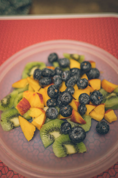 野餐桌上的一盘新鲜水果和浆果图片下载