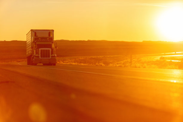 环绕在轻型货物运输长途半卡车在农村西部州际公路照片系列图片下载