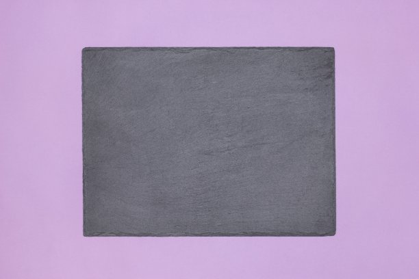 空白粉笔板上的紫色。空的黑色的黑板。副本的空间。抽象模型的背景图片下载