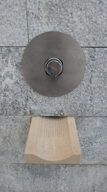 为方便公众使用，推设在瓷砖墙上的水龙头和排水系统图片下载