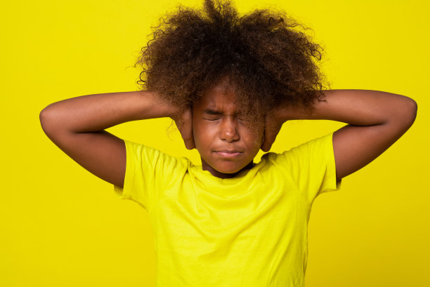 一个女孩的肖像大喊，不愿去上学图片下载