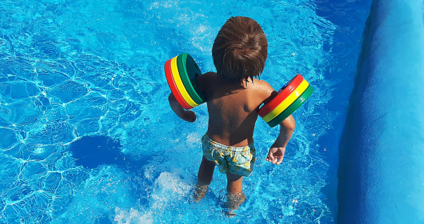 在游泳池里浮潜的人图片下载