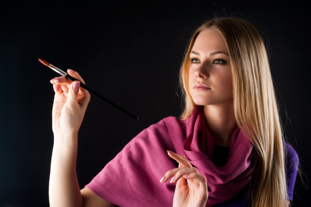 年轻漂亮的女人，拿着画笔和颜料图片下载