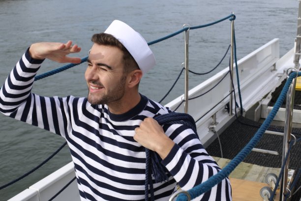 水手在甲板上看着地平线图片下载