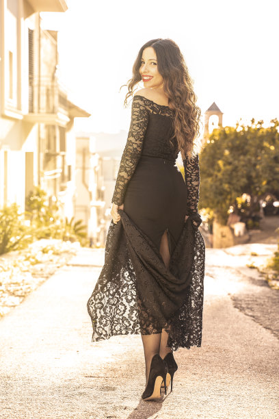 照片后面的年轻女子穿着优雅的黑色礼服图片下载