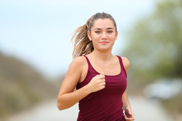 十几岁的跑步者在山里跑步图片下载