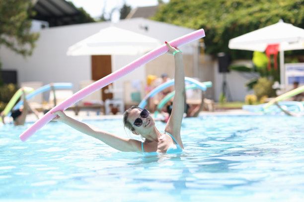 年轻女子在泳池特写中从事水中有氧运动图片下载