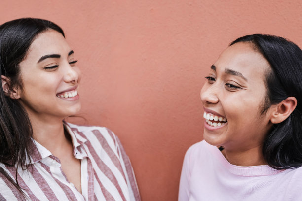 西班牙朋友在户外一起大笑-注意右边女孩的脸图片下载