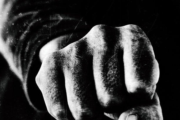 拳头在眼睛前面的图像图片下载