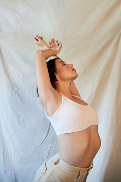 时尚美女短发染发。时尚的衣服。深色头发，巧克力色短发。美丽干净的面部皮肤，自然的妆容，强壮的头发图片下载