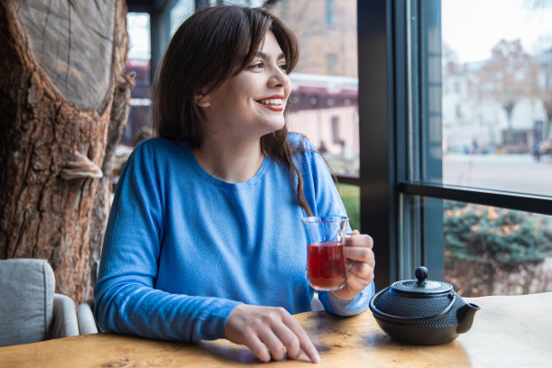 一名年轻女子在咖啡馆里喝土耳其茶。图片下载