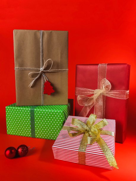 红色背景的圣诞和新年礼物和节日装饰。红色背景的节日贺卡图片下载