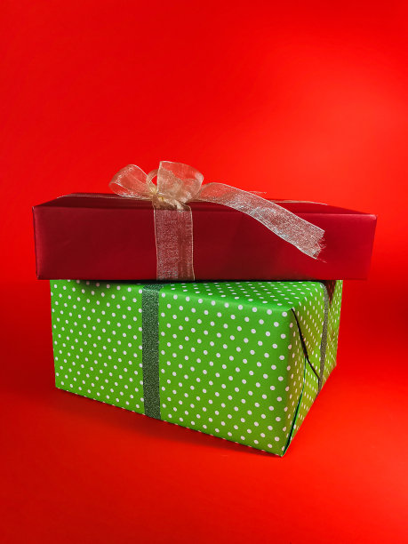 红色背景的圣诞和新年礼物和节日装饰。红色背景的节日贺卡图片下载