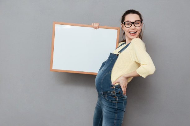 怀孕的快乐女士拿着写字板图片下载