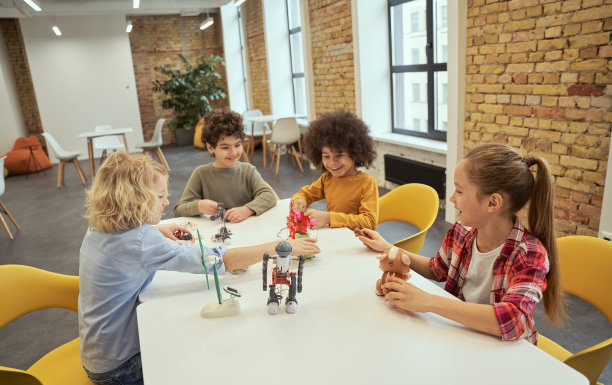 团队合作。活泼多样的孩子在玩技术玩具的同时，花时间在工程俱乐部图片下载