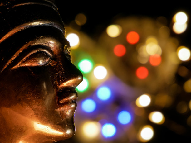 埃及法老青铜金色金属雕像面部特写图片下载