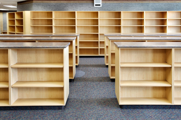 空的图书馆书架上图片下载