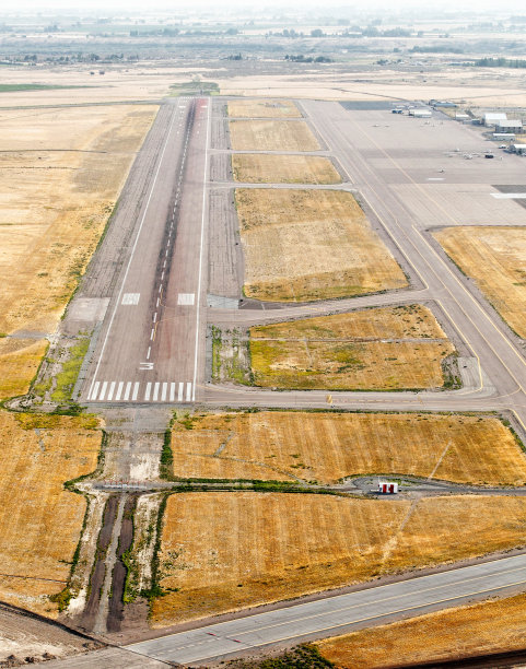 小城市机场跑道图片下载