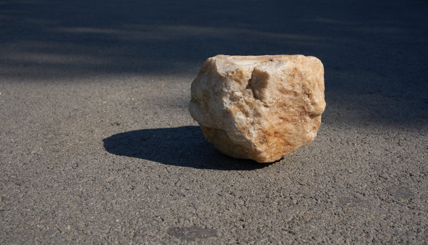 一个米色石头做的讲台，在沥青上展示你的产品图片下载