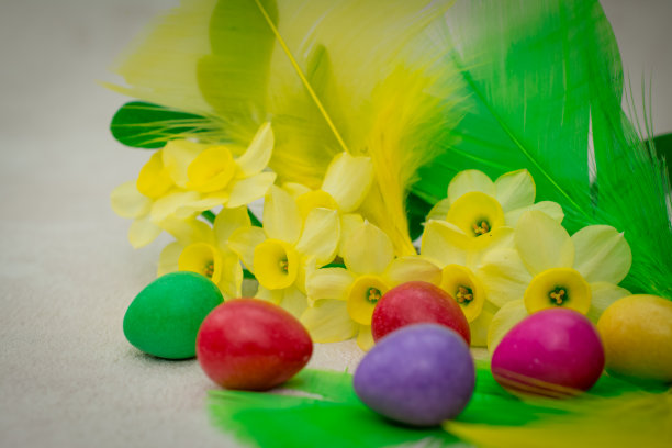 粉色背景上的甜蜜巧克力复活节彩蛋图片下载